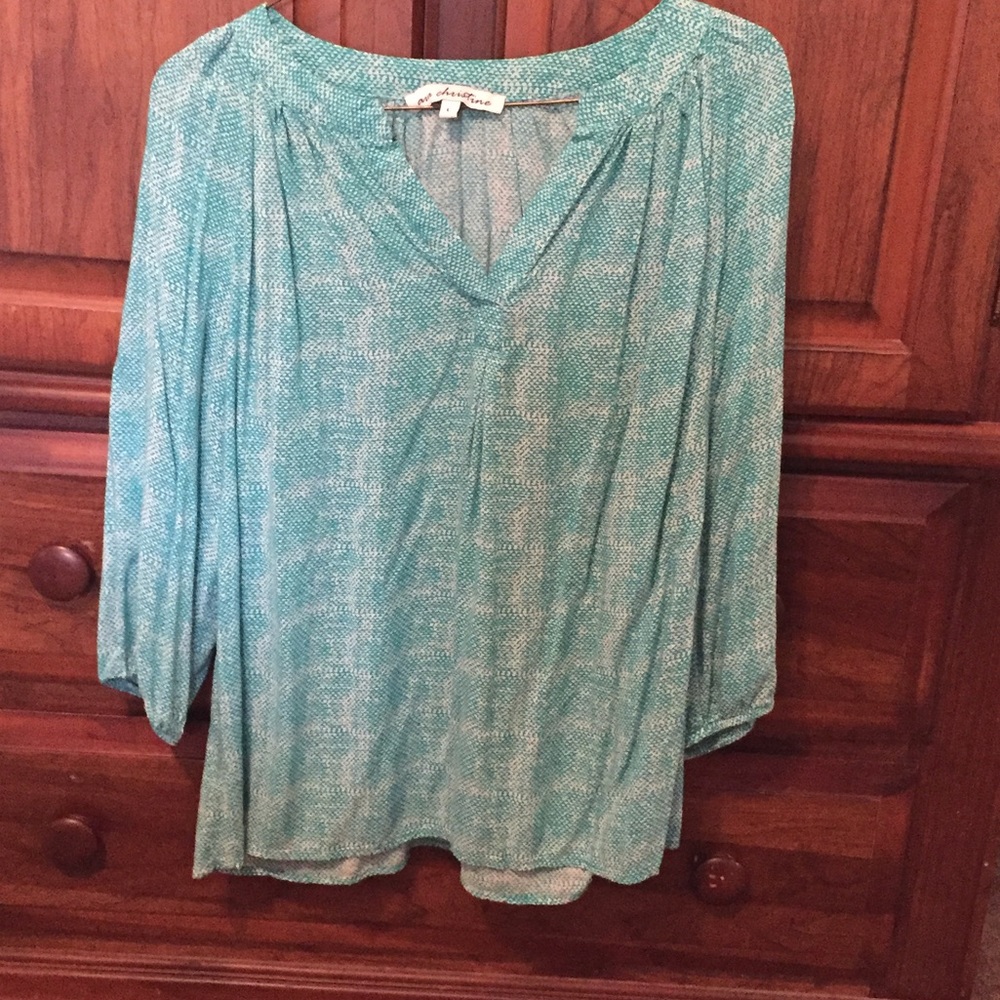 Pretty top with a unique pattern. Large